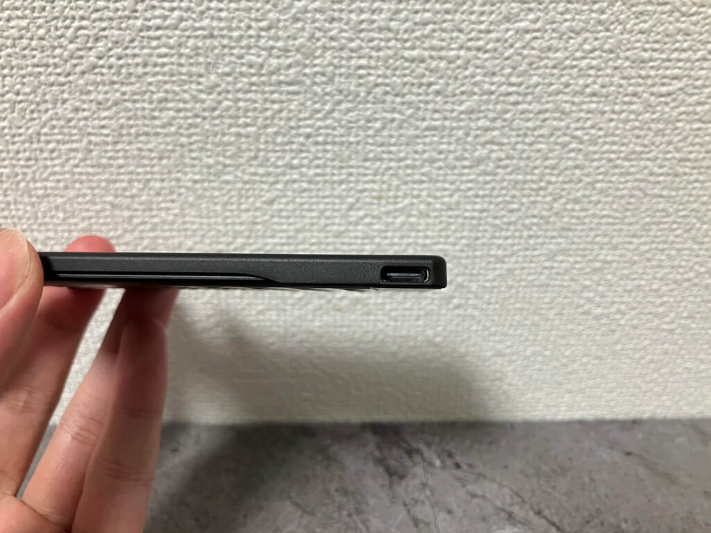 レビュー⑤:Type-Cプラグが固くケーブルの抜き挿し若干しにくい