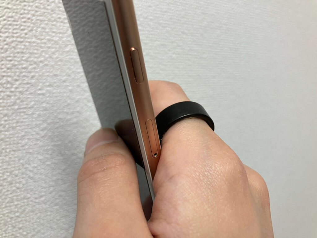 デメリット③：スマホを持つ時に若干邪魔になることがある