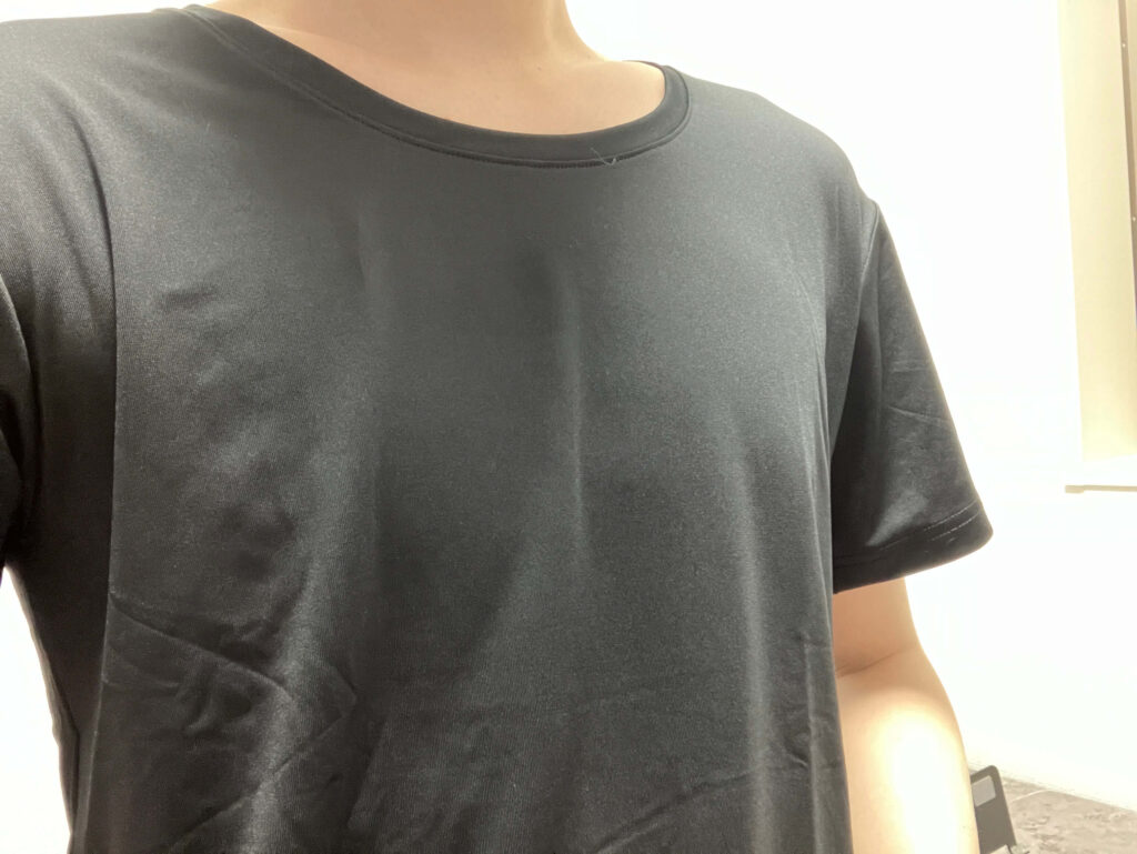 デメリット①:生地が薄くインナー感がある