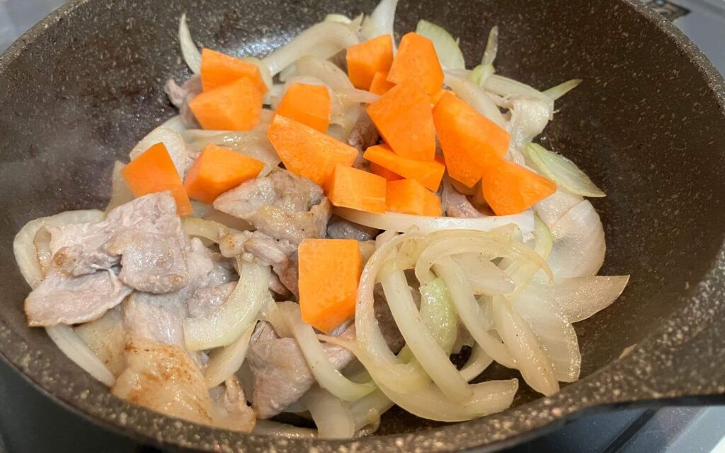 たまねぎとにんじんを加える