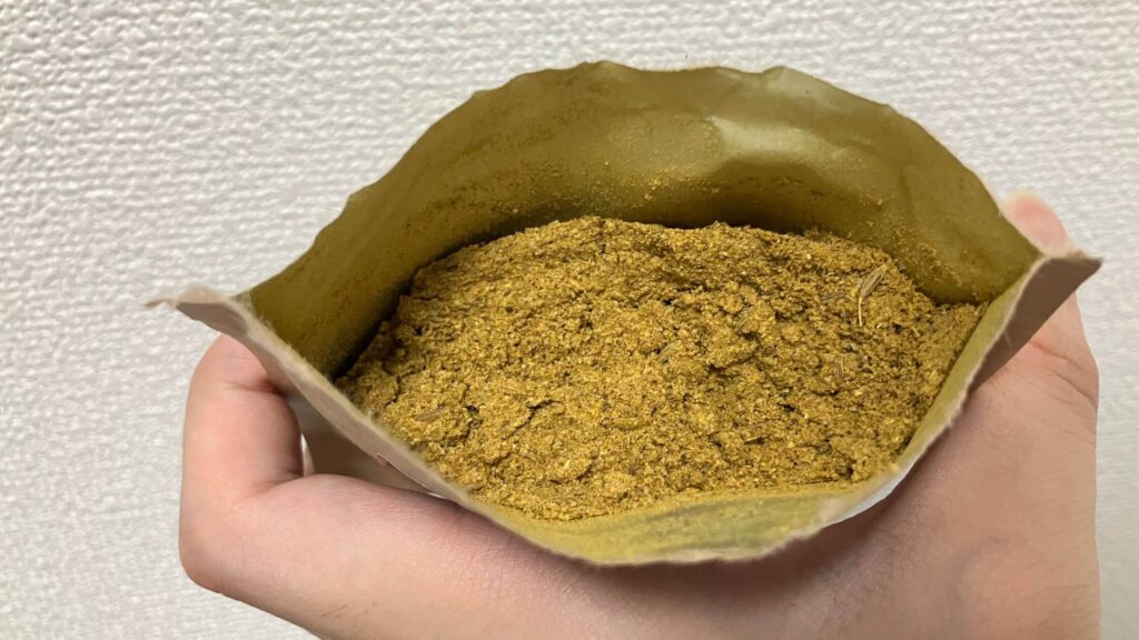 ぶち辛カレースパイスを入れる