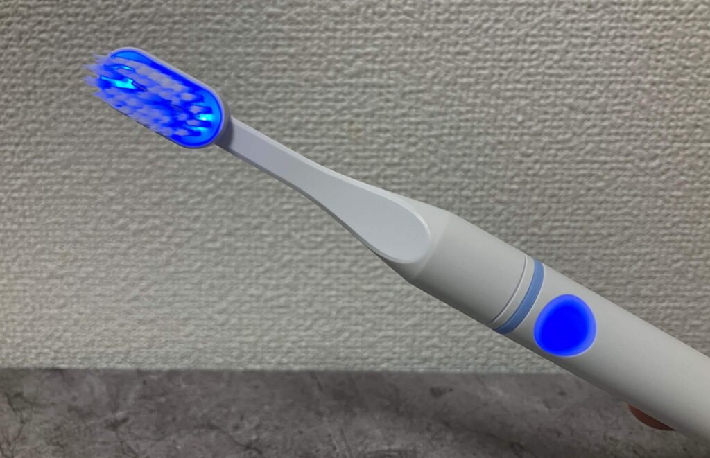 ボタンを押すと青く光る