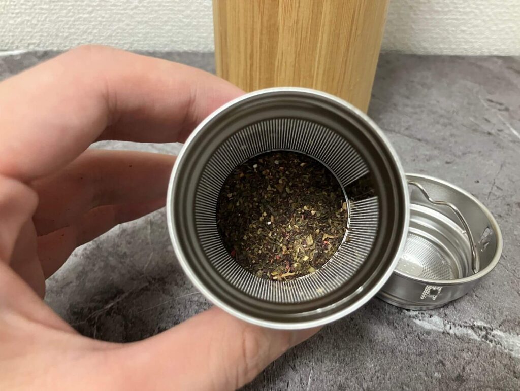 茶こしに茶葉を入れる