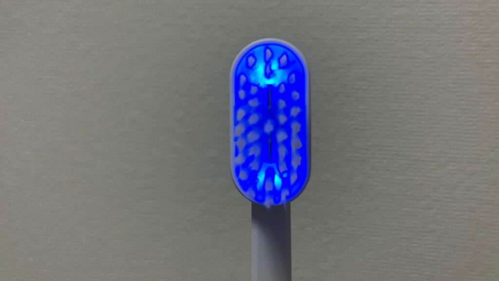ボタンを押すと青く光る