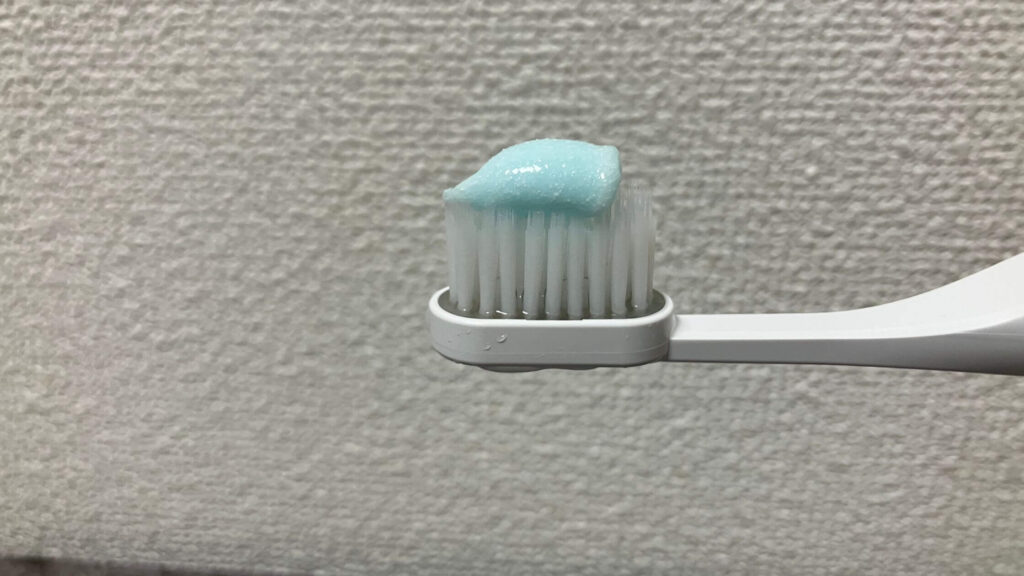 歯磨き粉を付ける