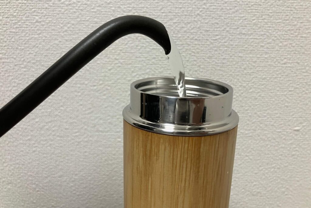 お湯を注ぐ