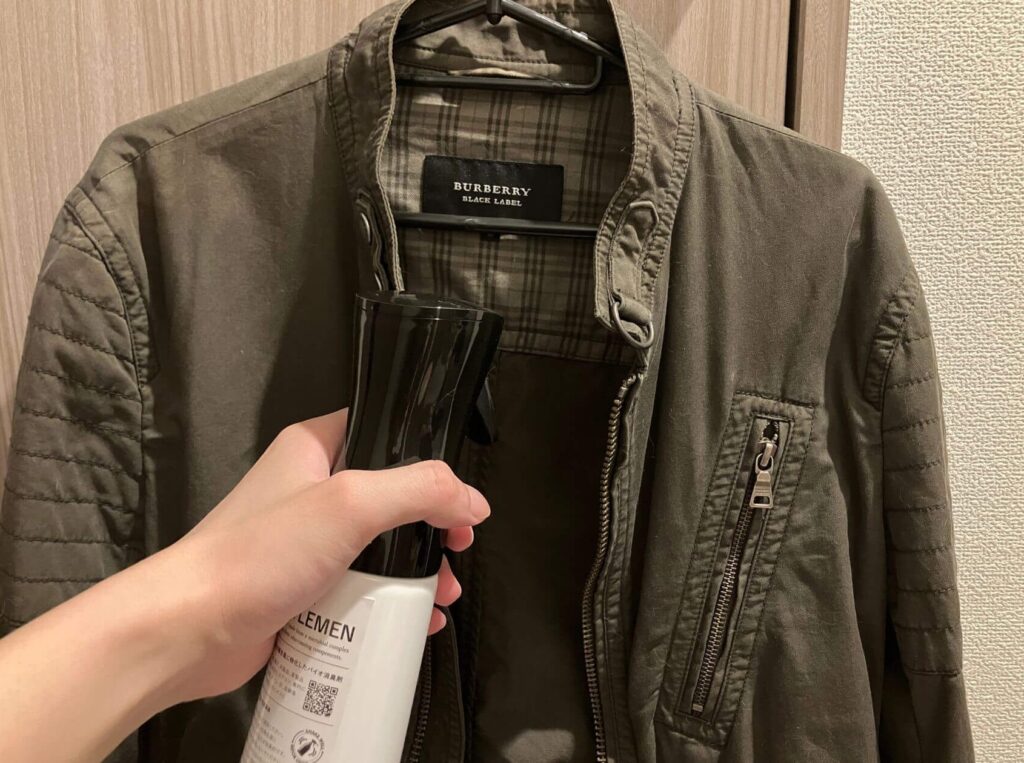 洗えないタイプのジャケットのニオイも気にならなくなる