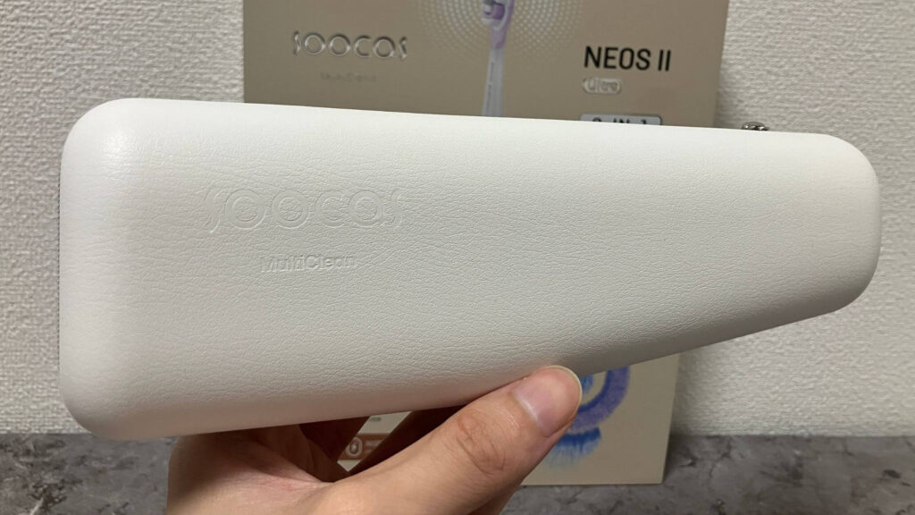 NEOS II Ultraは持ち歩き用のケース付き