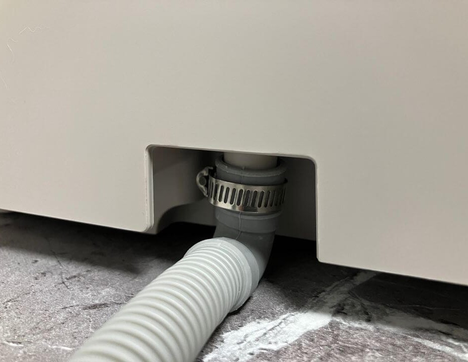 排水ホースをつないで