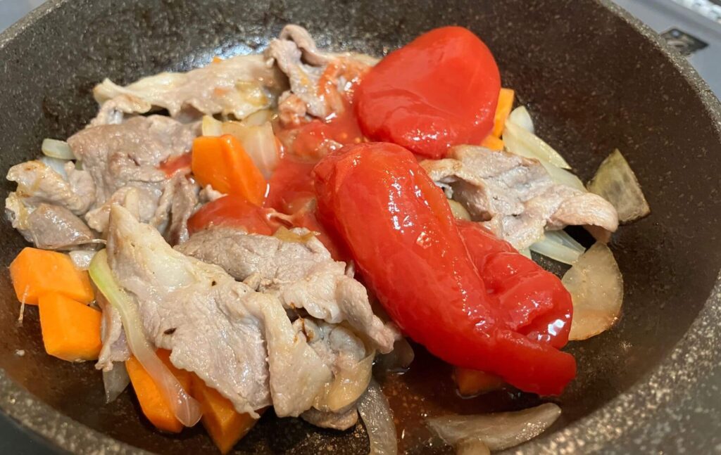 トマト缶を100g加える