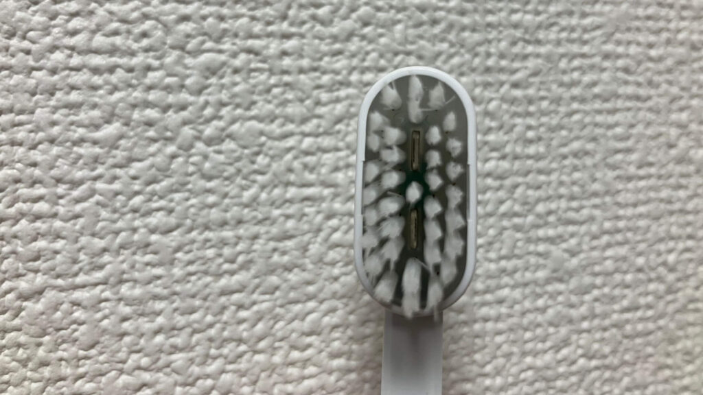 隙間のチップから微細電流が発される