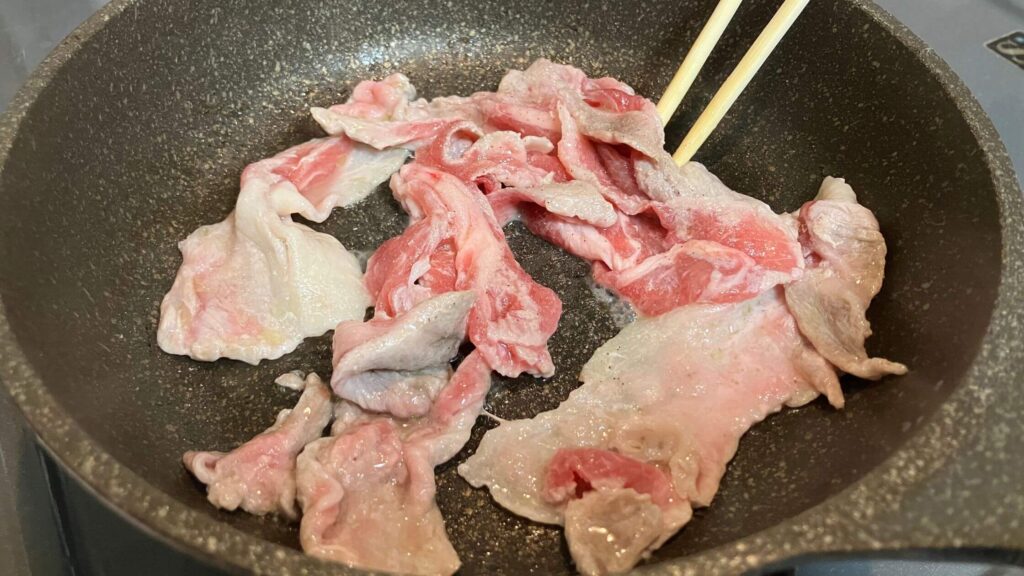 肉を焼いて