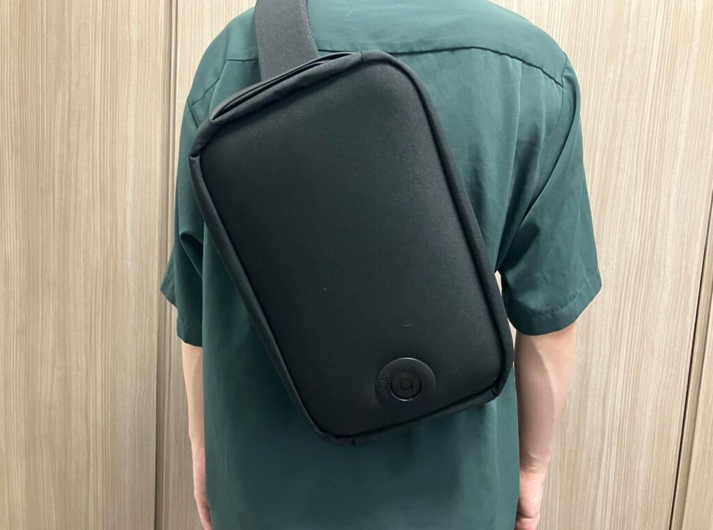ボディバッグを背負う姿（後ろ）