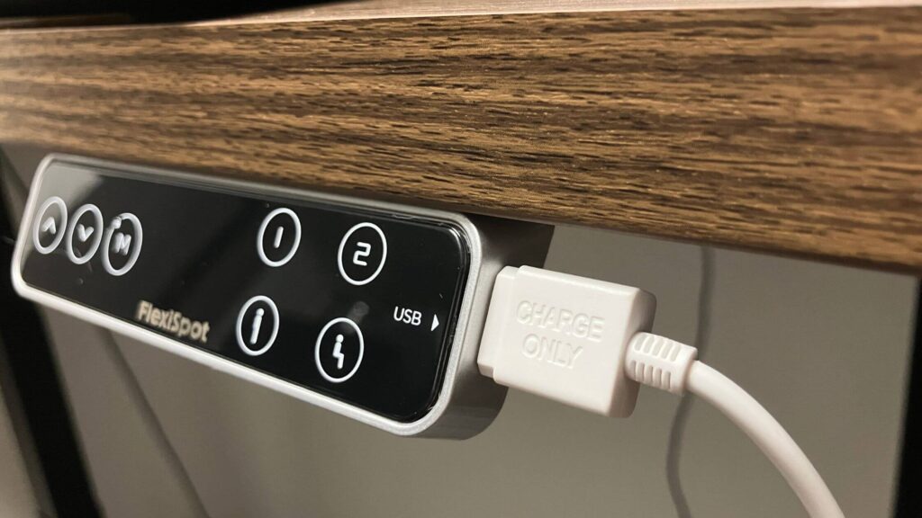 デスク経由で充電できる