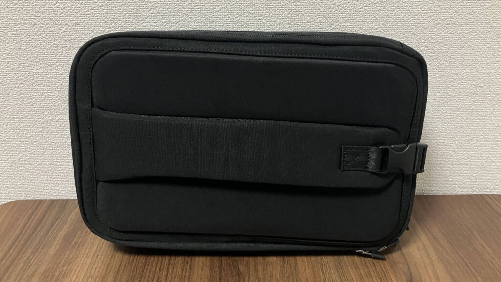 バッグを下ろすと自動的に収納される