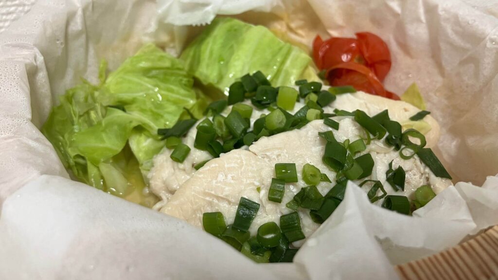 電子レンジを使って手軽に蒸し料理を作れる