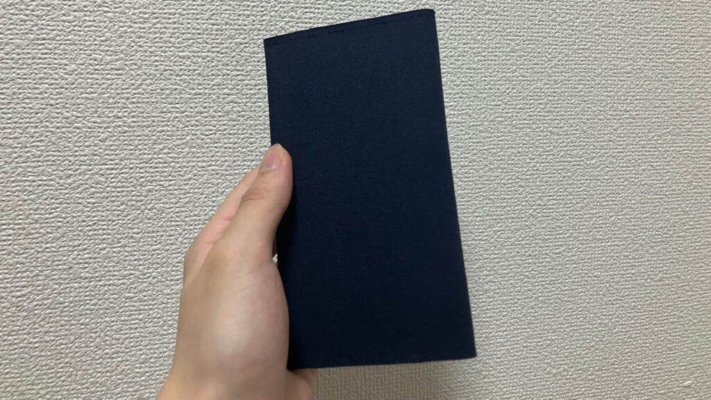 少し大きめのスマホ程度のサイズ感
