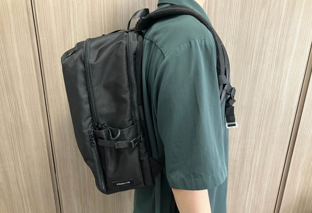 背負っても負担を感じにくい設計(横)