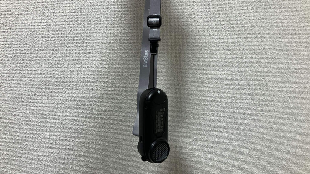 ストラップで首から下げられる