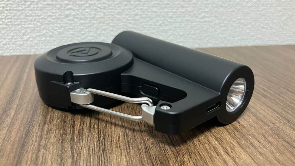 本体にはカラビナが付き