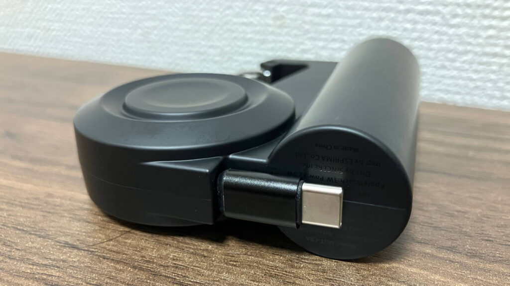軽く引っ張ると自動でケーブルが収納される仕組み