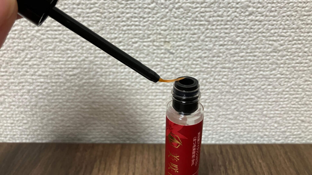 優しいタッチでもたわむ