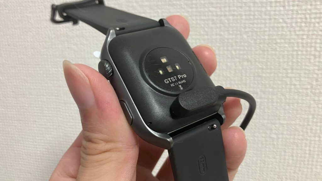充電は専用のマグネットケーブル