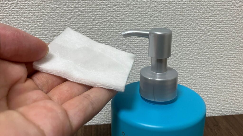メイクとなじませながら拭き取るタイプ