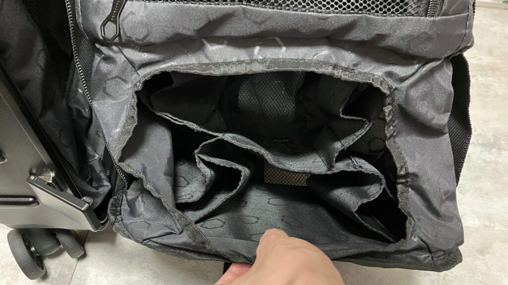 最下段は雑多の物を入れやすい仕切り