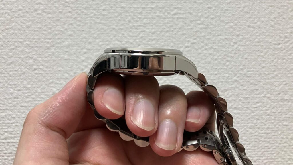 機械式時計らしい厚みで存在感はしっかりある