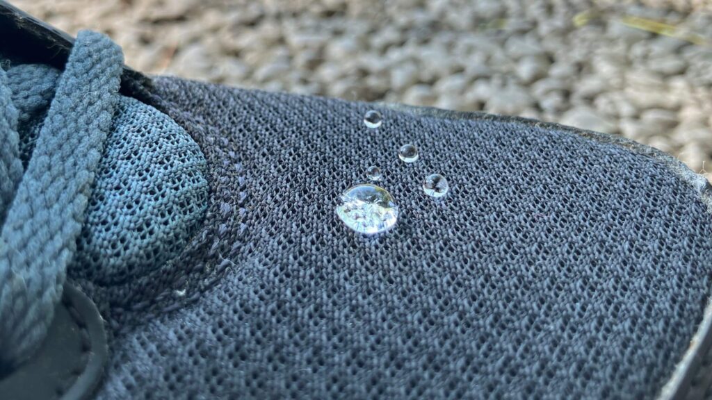 靴の上に水滴が残るくらいの撥水力