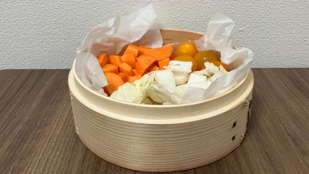 野菜などをセットして土鍋のうえで蒸すだけ