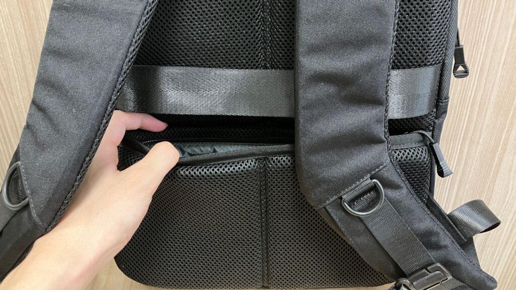 貴重品を入れられる背面シークレットポケット