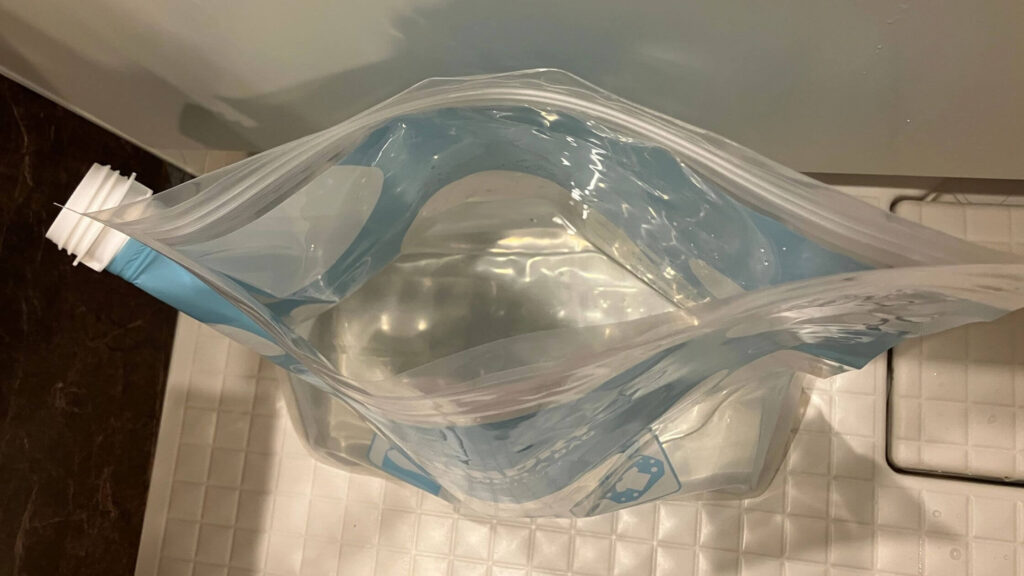 ジッパーに水を注ぎ入れる