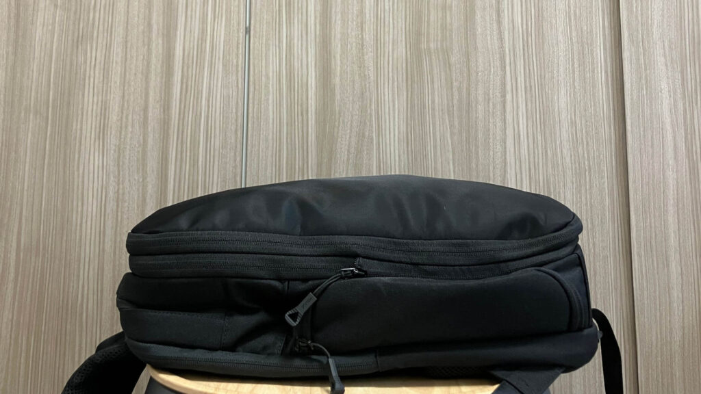 外周ファスナーを締めると圧縮完了
