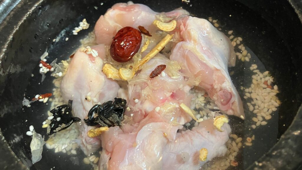 鍋に手羽先5本、参鶏湯キット、水500mlを入れる