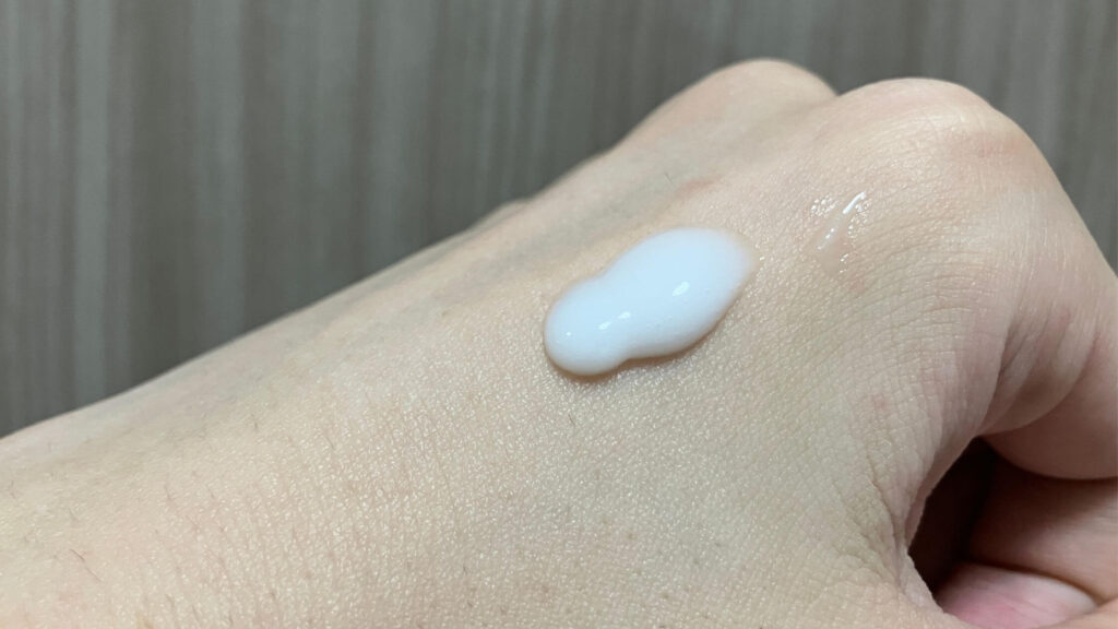 重いクリームを塗ったような強い油膜感もないので使いやすい