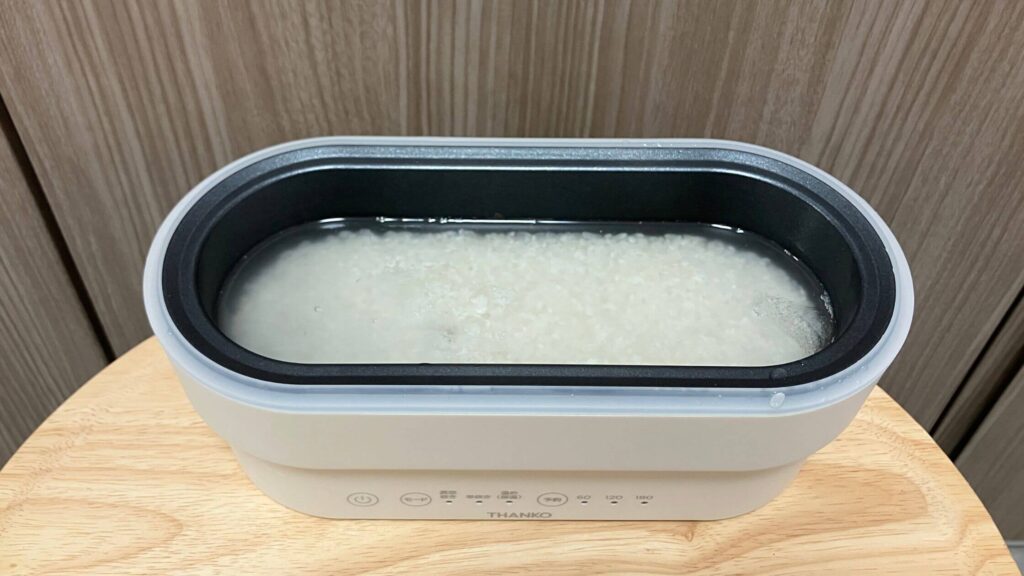 お米と水を入れる