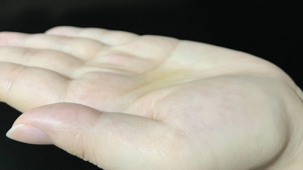 髪全体へ薄く均一に馴染ませやすいテクスチャー