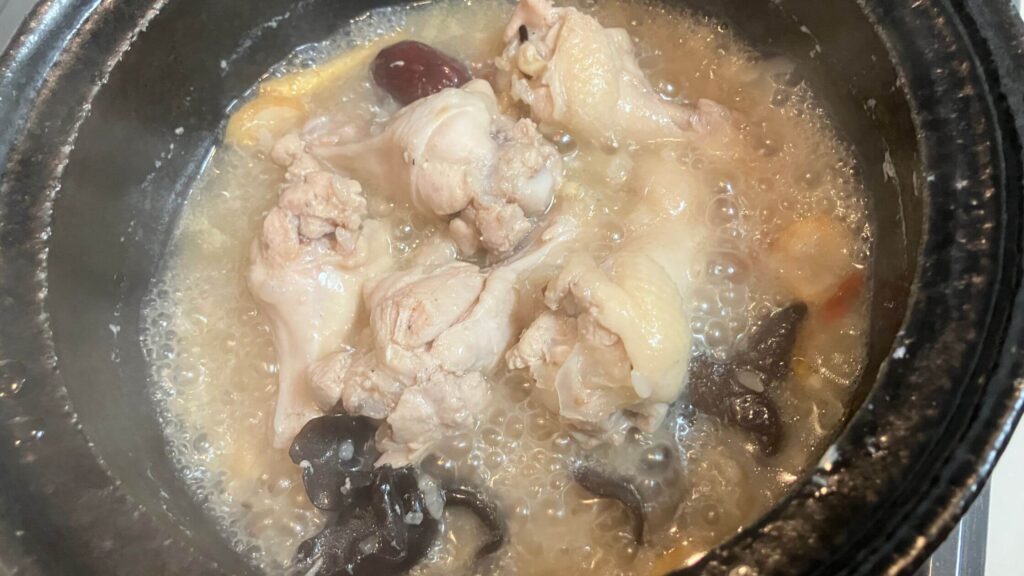 沸騰後アクを取り除き、蓋をして中弱火で約20分煮込む