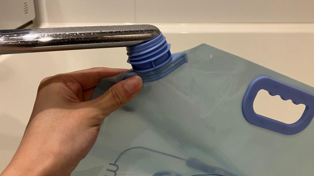 水を注ぎ入れる