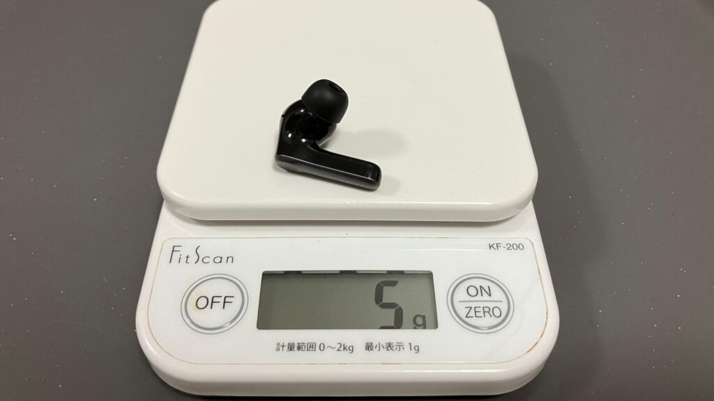 イヤホンの重量は片耳で約5g