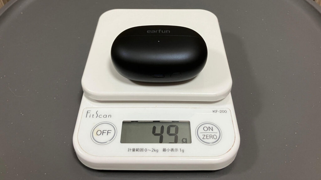 イヤホンケース本体の重量は約49g