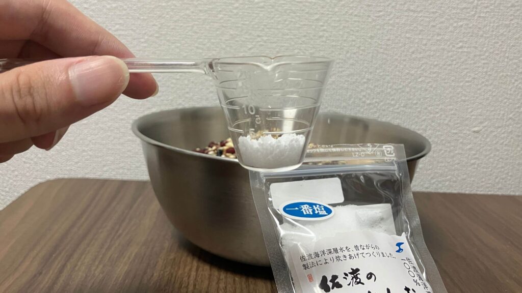 塩を小さじ1/2入れる