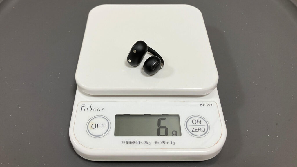 イヤホン片耳の重量は約5.5g
