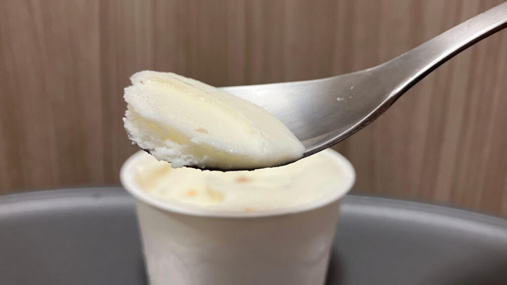 食べ進めるほどに癖になるようなチーズアイス