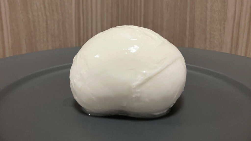 見た目は真っ白で、表面はつるんとした感じ