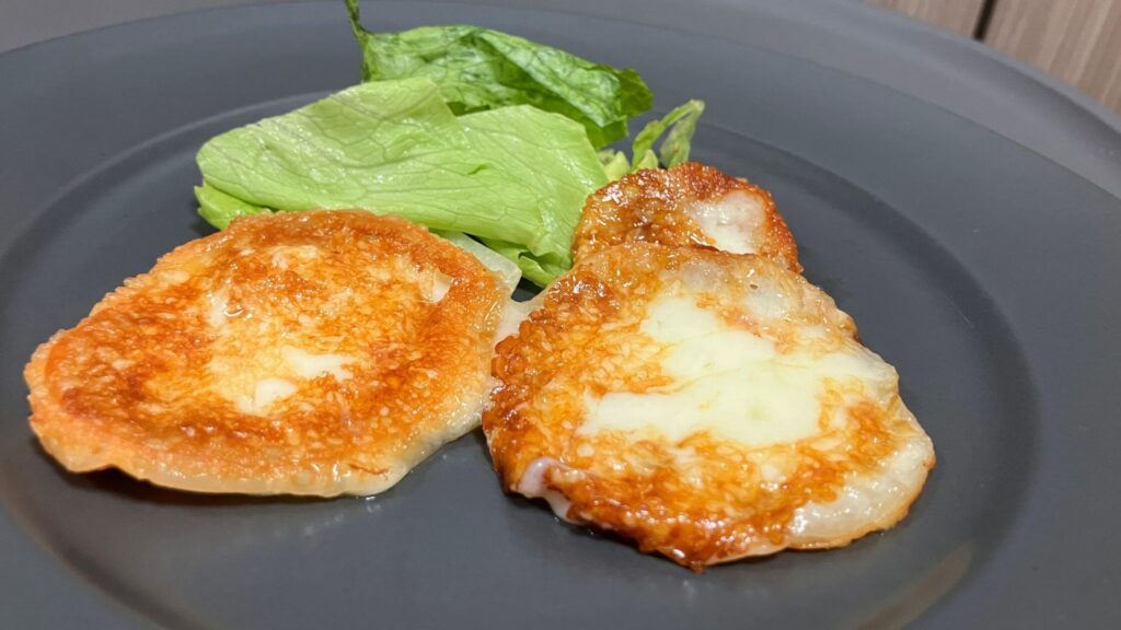 焼くと、歯ごたえのある柔らかいチーズへと変貌