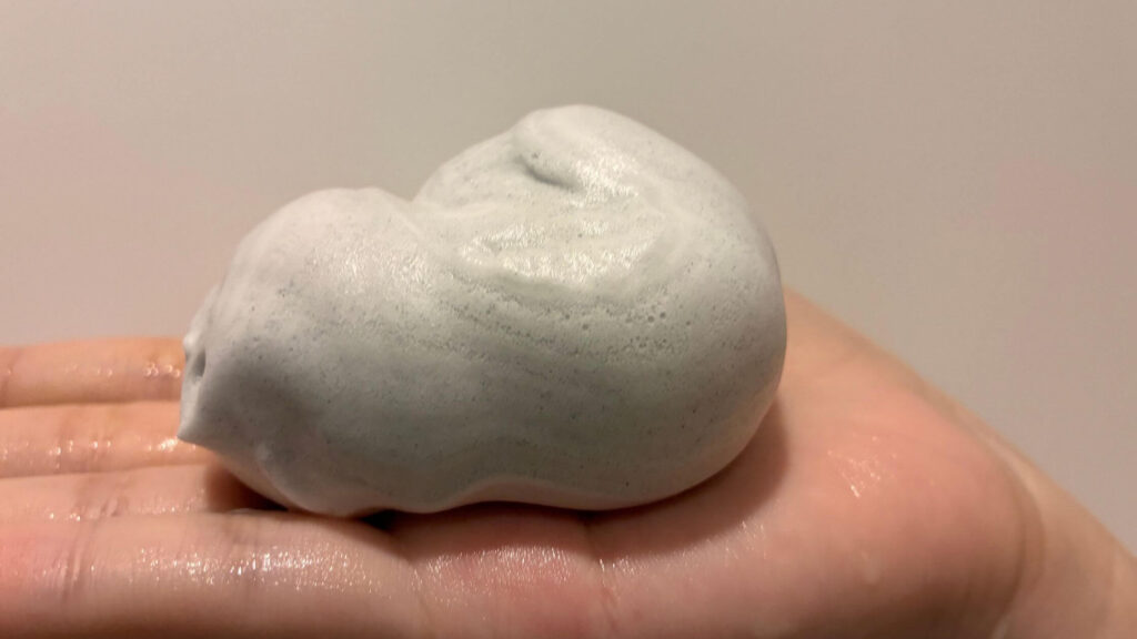 薄いグレー色のもっちりとした泡